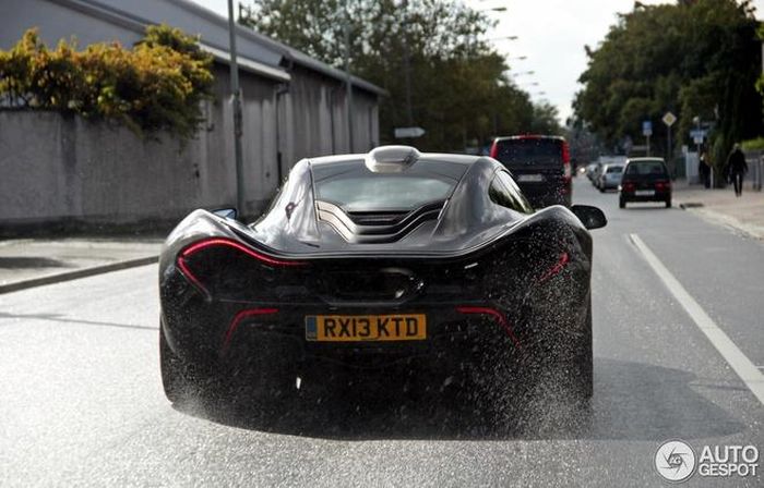  McLaren P1 xuất hiện ở Frankfurt, Đức. Siêu xe chỉ mới trình thức ra mắt tại triển lãm Geneva 2013, được sản xuất giới hạn 375 chiếc với giá khởi điểm 1,4 triệu USD. 