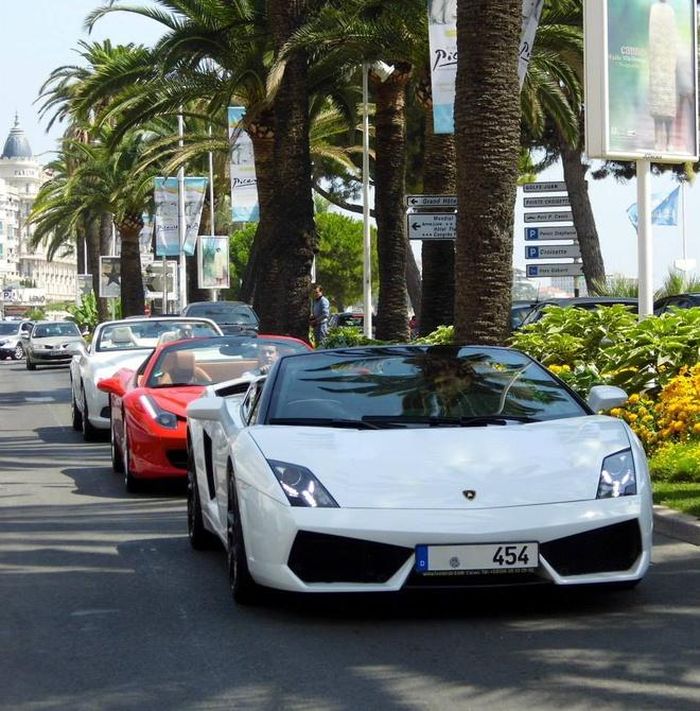  Bộ ba Bentley GTC, Ferrari 458 spyder và Gallardo mui trần ở Cannes, Pháp. 