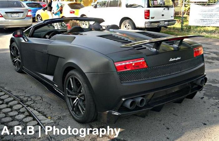 Lamborghini Gallardo LP570-4 Performante Spyder Siêu xe ra mắt tháng 11/2010, là phiên bản mui trần của LP 570-4 Superleggera, sử dụng động cơ V10 5,2 lít, công suất tối đa 562 mã lực cho khả năng tăng tốc 0-100 km/h trng 3,4 giây, tốc độ tối đa đạt 324 km/h. 