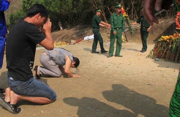 Người dân quỳ lạy, khóc trước mộ Đại tướng.