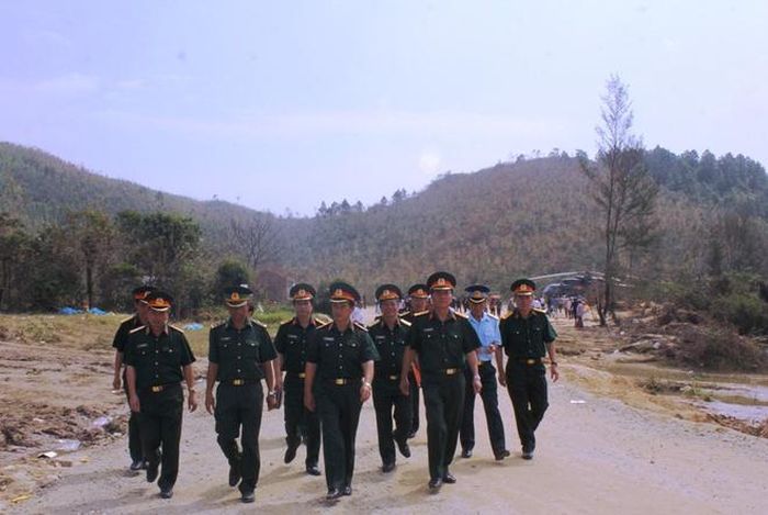 Trung tướng Nguyễn Quốc Khánh, Phó tổng Tham mưu trưởng Quân đội nhân dân Việt Nam cùng đoàn đáp máy bay xuống Vũng chùa viếng mộ Đại tướng vào sáng 14/10.