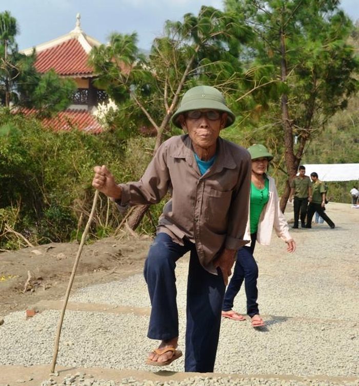 Cụ Tưởng Đỉnh, 86 tuổi vẫn cố gắng chống gậy leo lên núi để được viếng mộ Đại tướng. Cụ cho biết hôm qua người đông cụ không đi thăm Đại tướng được, sáng nay phải gắng sức lên thăm bằng được.