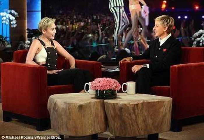 Miley trò chuyện trong chương trình The Ellen DeGeneres. 
