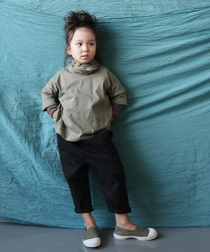  Style cực ổn với giày lười, áo cách điệu cổ màu rêu.