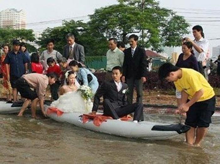 Đám cưới của đôi uyên ương Kim Vượng - Thu Hồng tại phường Trung Hòa (Hà Nội) năm 2008, thời điểm Hà Nội xảy ra trận mưa, ngập lịch sử.
