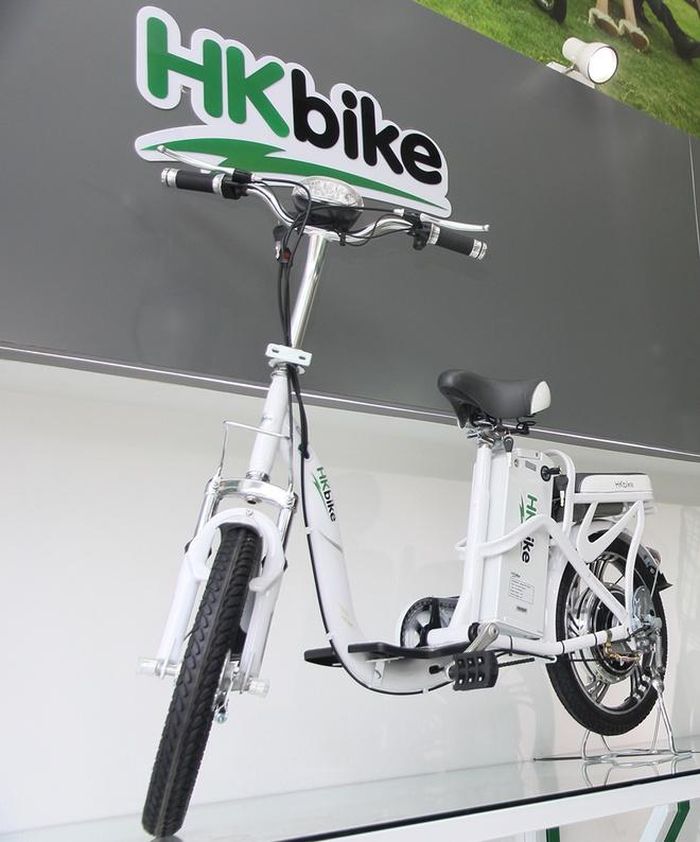 Xe Zinger Extra có giá 11,5 triệu đồng. Xe đạp điện HKbike có động cơ 350W, vận tốc 25km/h và có thể đi được quãng đường 85km sau một lần sạc đầy là 6 tiếng đồng hồ.