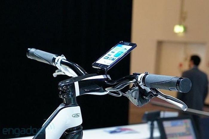 Chiếc smartphone gắn trên xe có tác dụng quản lý việc sạc pin cũng như làm GPS, phương tiện giải trí cho người sử dụng.