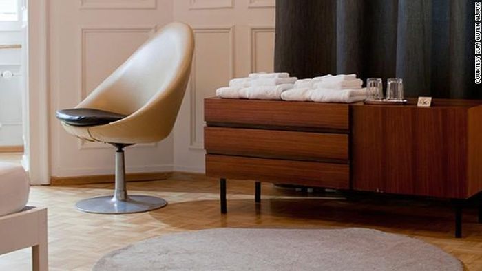  Tại Zurich, Thụy Sĩ, chỉ có khách sạn Zum Guten Glück mới có mức giá 1,5 triệu đồng cho phòng đơn và 2,5 triệu đồng cho phòng đôi.