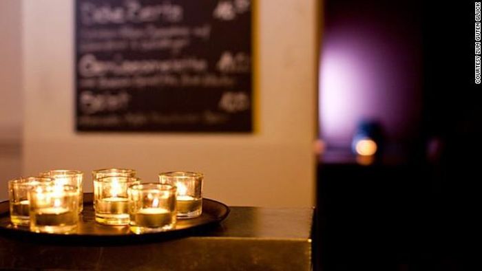 Cách sân ga tàu điện gầm khoảng 5 phút đi bộ, Hotel Re! là khách sạn có mức giá “vừa tầm” nhất Singapore. Với 2,5 triệu đồng/đêm, bạn được phục vụ thêm ăn sáng và vào cửa minibar của khách sạn miễn phí. 