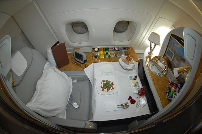 Đây là khoang VIP của một chiếc A380 thuộc hãng hàng không Qatas Airways với nhiều vật dụng thậm chí còn được mạ vàng. A380 cho thấy nó phù hợp với những tiêu chuẩn cao về một siêu máy bay an toàn, rộng rãi và đáp ứng nhu cầu của giới siêu giàu. Tuy nhiên, với Vietnam Airlines, Bộ giao thông vận tải đã yêu cầu hãng hàng không Việt Nam có phân tích, đánh giá sự đáp ứng của hạ tầng kỹ thuật hàng không đối với loại máy bay này, đồng thời có kế hoạch đầu tư, khai thác hiệu quả.