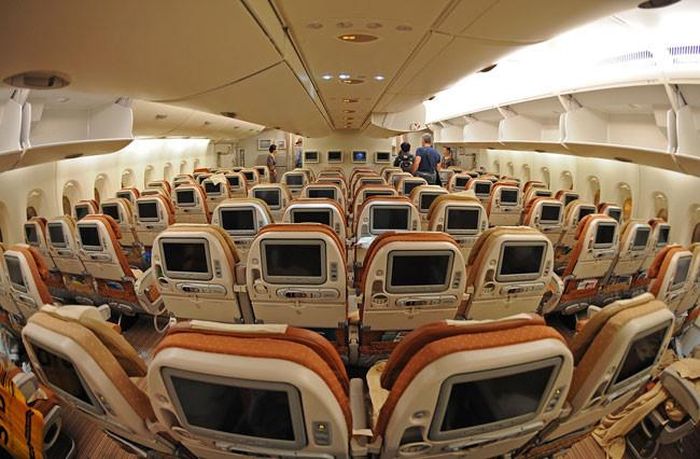 Được mệnh danh là siêu máy bay chở khách, thiết kế A380 cho thấy khoang chính của nó là cực kỳ rộng rãi, gấp đôi so với một chiếc A320 thông thường. 