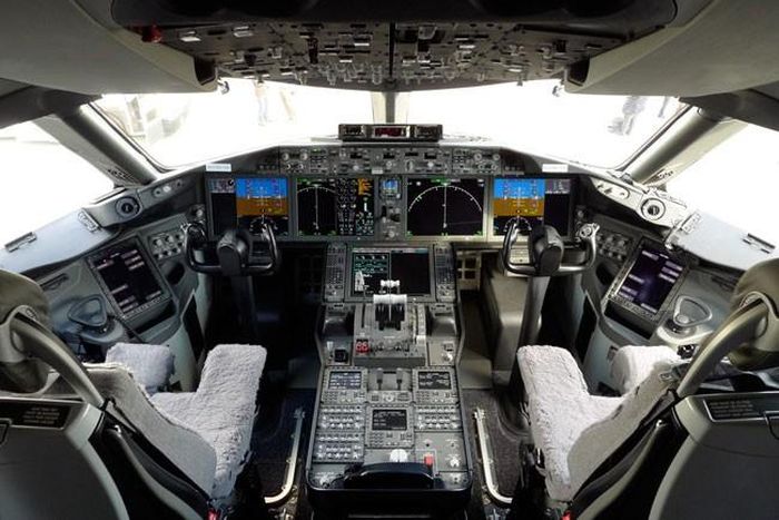 Theo trang web của Boeing, mức giá của một chiếc 787-9 đến năm 2013 là khoảng 248 triệu USD. Dự kiến, chiếc Boeing 787 đầu tiên sẽ được giao cho phía Việt Nam vào quý II/2015, số còn lại sẽ được nhập về trong các năm tiếp theo. Mới đây, Vietnam Airlines đã ký hợp đồng kỷ lục với ông lớn ô tô GE của Mỹ để mua 40 động cơ cho lô tàu bay này. Ảnh: Buồng lái của một chiếc Boeing Dreamliner 787. 