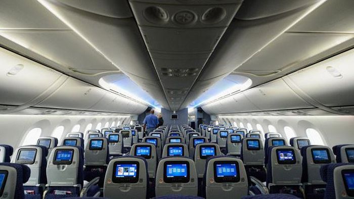 Nội thất trong chiếc Boeing 787 rất đẹp với không gian rộng. Màu sắc đèn trong khoang có thể tùy biến theo màu đèn led được hãng bay sử dụng.