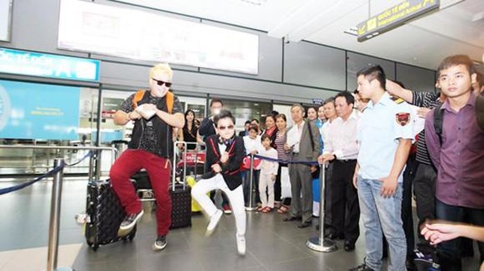  Min Woo nhảy rất “sung” và tự nhiên ngay khi vừa xuống sân bay Nội Bài