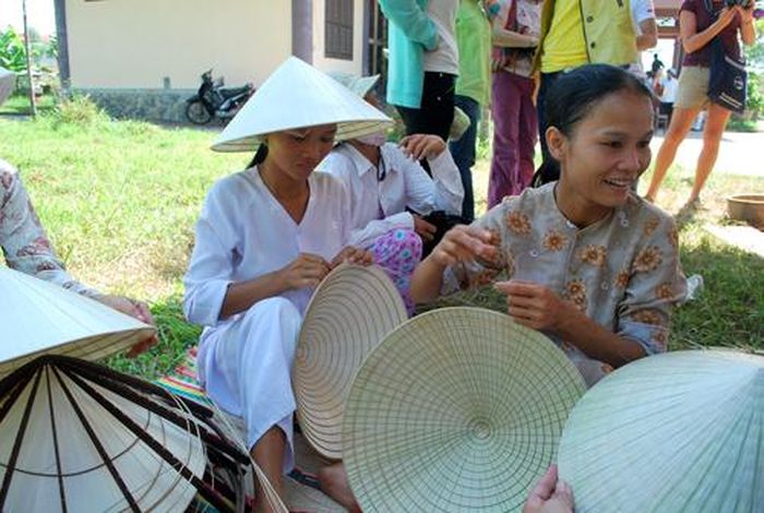 Biểu diễn chằm nón ở chợ quê cầu Ngói Thanh Toàn