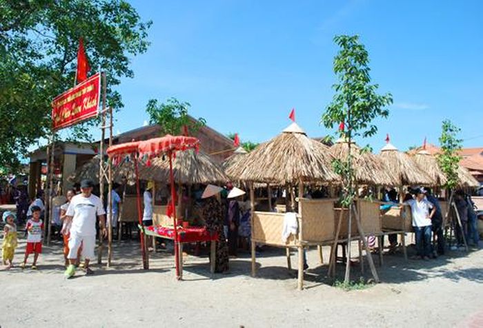 Chơi bài chòi ở chợ quê