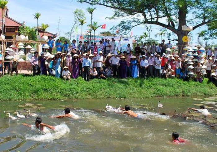 Thi bắt vịt dưới sông Như Ý