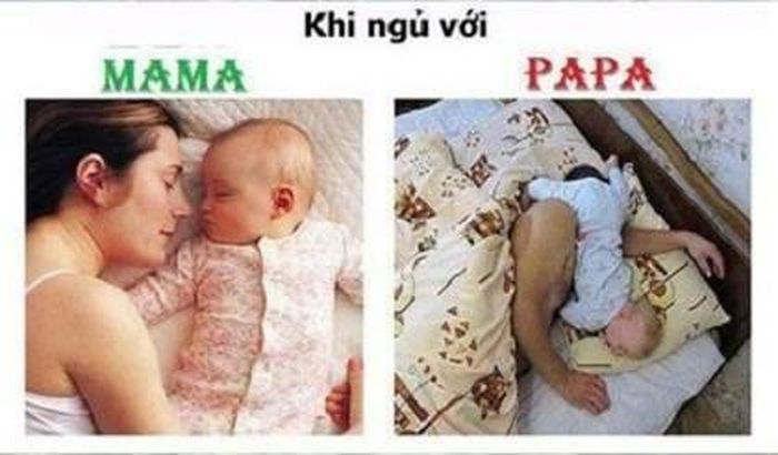  Khi bé ngủ với ba và mẹ. 