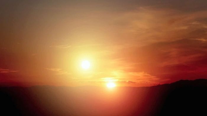 Theo chu kỳ 229 ngày, Kepler-16b quay quanh hai ngôi sao. Với nhiệt độ ở -120 độ F, nó quá lạnh để duy trì sự sống, nhưng nghiên cứu thực hiện năm 2012 cho thấy rằng một trong những vệ tinh của nó có thể có khả năng duy trì một bầu không khí giống Trái Đất. 