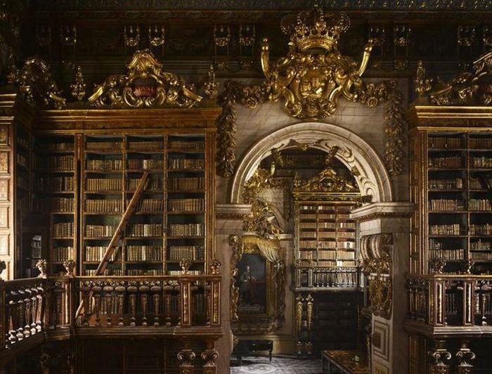 Thư viện Biblioteca Joanina ở Coimbra, Bồ Đào Nha nổi tiếng với phong cách kiến trúc Ba Rốc. Ảnh: Rex