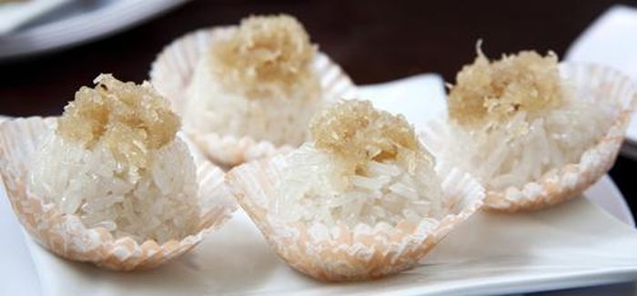 Xôi dừa ngào có vị ngọt bùi sợi cơm dừa và thanh mát đường thốt nốt