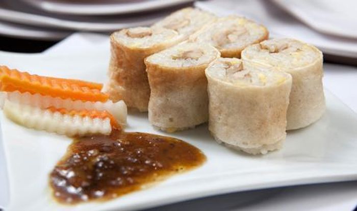 Xôi đậu xanh cuộn gà xé với bánh tráng phơi sương