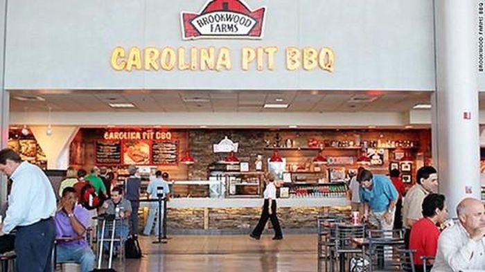 Thịt nướng. Các món nướng tại cửa hàng Carolina Pit BBQ nằm trong sân bay Charlotte được ưa chuộng tới mức cửa hàng này tiêu thụ tới hơn 45.000 kg thịt lợn mỗi đêm.
