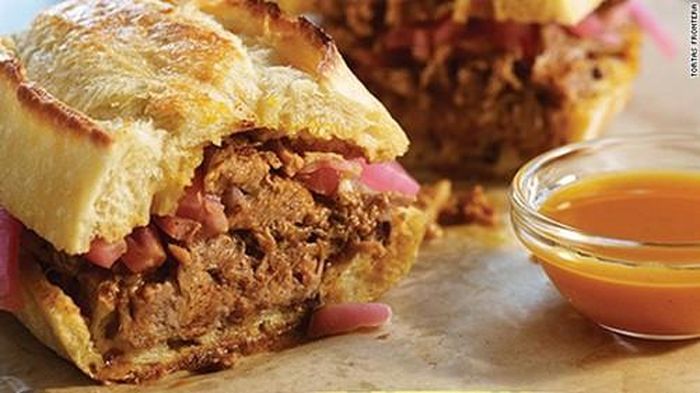 Bánh mỳ kiểu Mexico. Món ăn nổi tiếng thơm ngon được phục vụ tại nhà hàng Tortas Frontera, sân bay quốc tế Chicago O’Hare. Bánh mỳ được kẹp với phần thịt đặc biệt bên trong. 