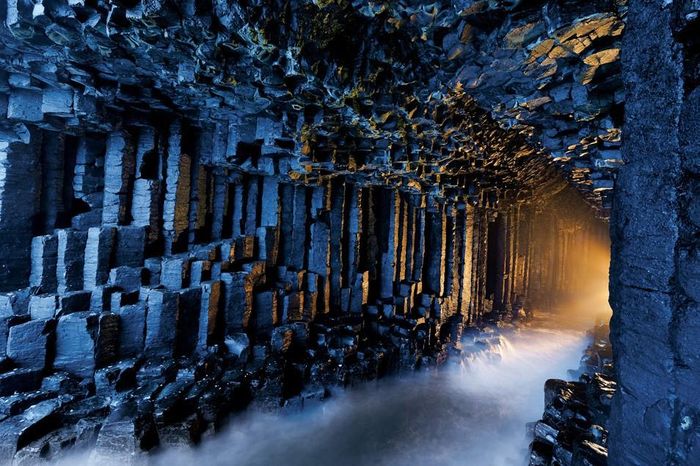 8. Hang Fingal. Đây là hang động biển, nằm trên hòn đảo Staffa không người sinh sống ở Scotland. Đối với người Celtic cổ xưa, nơi đây là một di tích quan trọng trong truyền thuyết. 