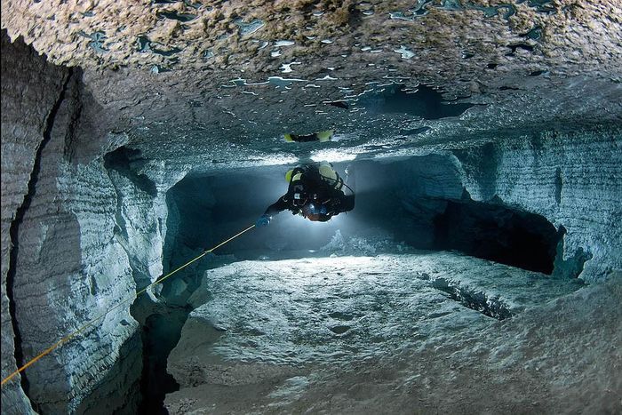  6. Hang động ngầm Ordinskaya hay còn gọi là hang Orda nằm sâu dưới dãy núi Ural của nước Nga, được coi là một trong những hang động tinh thể thạch cao ngầm dài nhất thế giới với nhiều phần còn chưa được con người khám phá. 