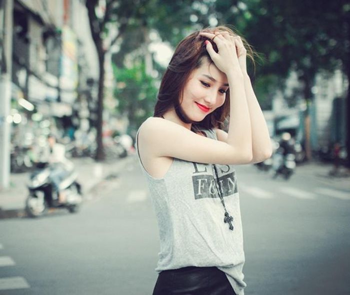  Quần shorts da kết hợp cùng áo thun in chữ cá tính và phụ kiện, khiến Diễm My trông trẻ trung hơn nhiều so với những hình ảnh già dặn trước đây. 