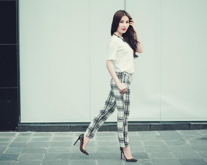  Diễm My 9X đang là một trong những diễn viên trẻ nổi bật của điện ảnh Việt. Cô có trong tay khá nhiều vai diễn ấn tượng qua các bộ phim như Áo cưới thiên đường, Mùa hè sôi động, Tiểu thư Lọ Lem, Thiên sứ 99, Váy hồng tầng 24, Mỹ nhân kế... 