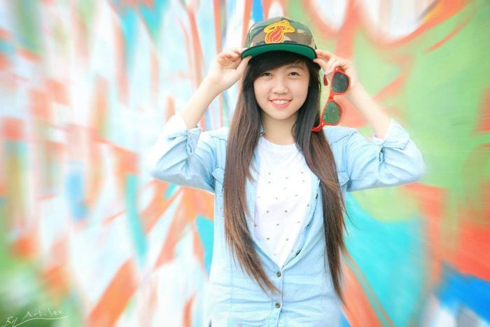  Cô bạn sở hữu khuôn mặt bầu bĩnh, hàm răng trắng đều cùng nụ cười rất duyên.