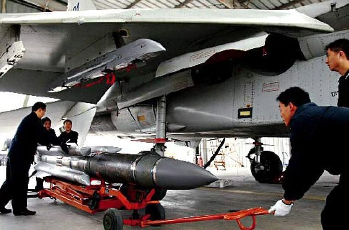 Su-30MKK mang được 8 tấn vũ khí gồm các loại tên lửa không đối không R-73E/R27/R77; tên lửa không đối đất Kh-29T/Kh-59ME; tên lửa chống radar; bom hàng không có điều khiển… Nhìn chung đây là tiêm kích rất mạnh, có khả năng đối địch ngang ngửa với tiêm kích F-15J Nhật Bản.