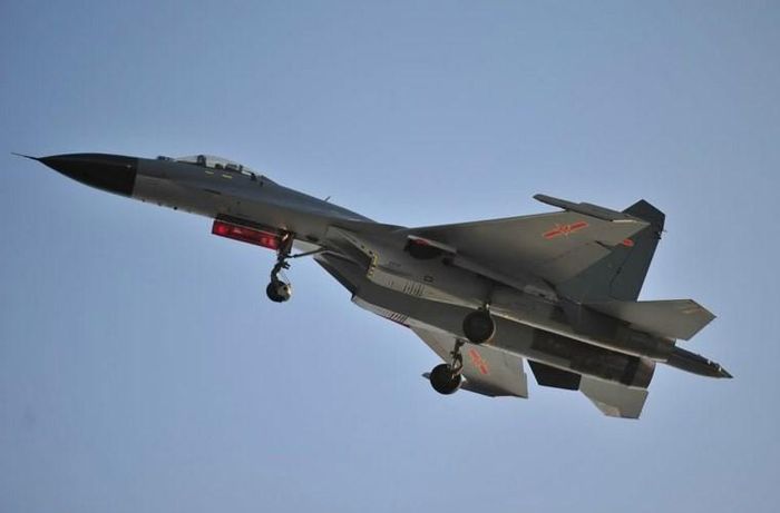 Hệ thống điện tử hàng không J-11 hạn chế, chỉ cho phép máy bay có khả năng tác chiến không đối không với việc mang được tên lửa tầm ngắn – xa của Trung Quốc và Nga. Trong khi đó, khả năng đối đất, đối hải chỉ mang được vũ khí hàng không không điều khiển.
