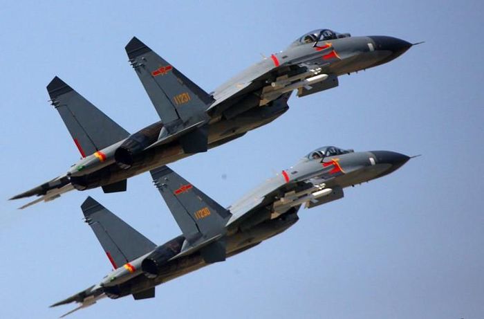 Còn J-11 là tiêm kích đa năng do Trung Quốc sản xuất, sao chép công nghệ mẫu Su-27SK của Nga, với linh kiện sản xuất nội địa hóa ở mức cao. Dù vậy, nó được cho là vẫn phải dùng các động cơ hàng không của Nga do động cơ Trung Quốc không đủ độ tin cậy, hiệu suất kém hơn.