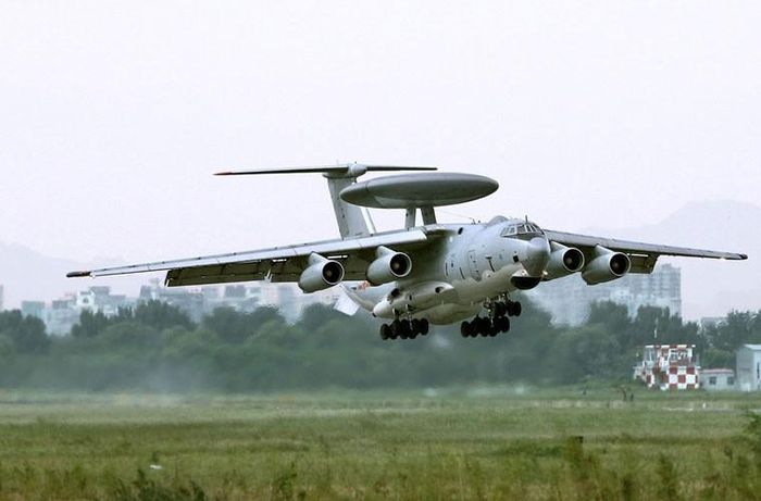 Đi cùng với tiêm kích Su-30MKK và J-11, Trung Quốc được cho là điều thêm cả máy bay chỉ huy và cảnh báo sớm đường không chiến lược KJ-2000 – đây là loại máy bay cảnh báo hiện đại nhất của Trung Quốc hiện nay.