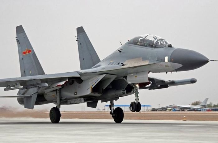 Su-30MKK được trang bị hệ thống radar hiện đại có tầm trinh sát tới 150km, theo dõi cùng lúc 20 mục tiêu trên không. Ngoài ra, máy bay còn có hệ thống trinh sát quang điện có thể phát hiện mục tiêu trên không ở khoảng cách 90km.