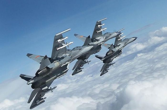 Theo phát ngôn viên Không quân Quân Trung Quốc Shen Jinke, máy bay tiêm kích Su-30, J-11 và máy bay cảnh báo sớm KJ-2000 đã bay vào Khu vực Nhận dạng Phòng không (ADIZ) trên biển Hoa Đông. Tuyên bố này được đưa ra sau khi Mỹ, Nhật, Hàn tuyên bố đưa máy bay ném bom, máy bay tuần tra chiến đấu tiến vào ADIZ mà không báo trước.