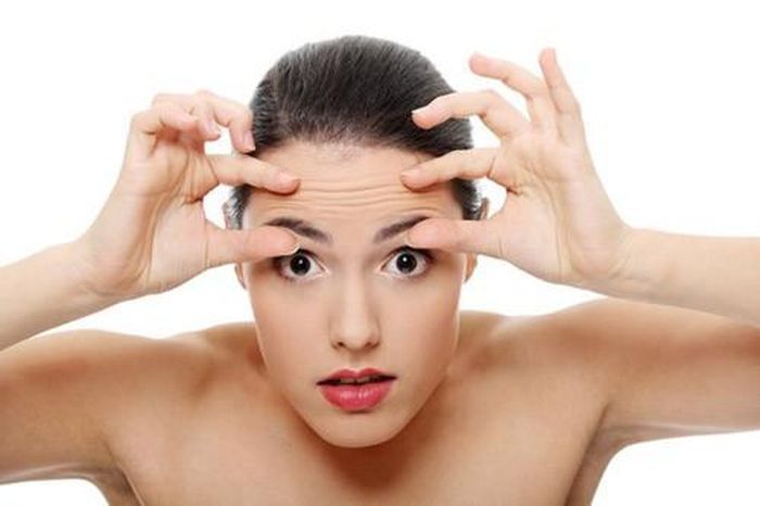  Nếp nhăn. Nếp nhăn đồng hành cùng quá trình lão hóa, nhưng ở một số người, nếp nhăn xuất hiện do cơ thể sản xuất không đủ collagen. Đường thực sự là kẻ thù của collagen, nó giết chết collagen dù bạn 15 tuổi hay 75 tuổi. Collagen giúp làn da săn chắc, dẻo dai và ngăn ngừa nếp nhăn xuất hiện. Quá nhiều đường không chỉ làm xuất hiện nếp nhăn mà còn khiến làn da bị sạm màu.
