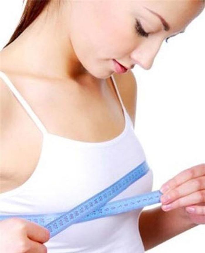  “Bốc hơi” vòng 1. Núi đôi là nơi quy tụ một lượng lớn các mô mỡ giúp vòng một có vẻ đẹp căng tròn, mềm mại. Tuy nhiên, việc ăn kiêng khắt khe trong một thời gian ngắn sẽ khiến những mô mỡ này bị tiêu hao làm kích cỡ của bộ ngực cũng bị giảm sút. Thậm chí, vòng một sẽ sớm bị "bốc hơi" và núi đôi sẽ trở nên méo mó, lép kẹp.