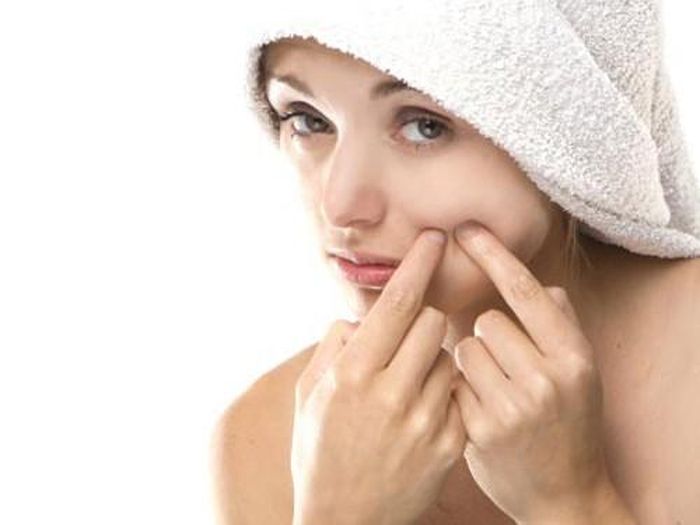  Mụn. Nếu những nốt mụn xấu xí bỗng dưng xuất hiện có nghĩa là đã đến lúc bạn cần thay đổi chế độ ăn kiêng. Mức insulin cao khiến cơ thể sản xuất ra một loại hormone gây ra mụn trứng cá. Mức insulin trong máu cao cũng sẽ gây ra tình trạng viêm nhiễm và gây ảnh hưởng đến gan. Khi gan bị tạo áp lực lớn do đường, nó sẽ lọc độc tố không đúng cách, cơ thể sẽ bị quá tải độc tố và làn da phản ứng lại bằng cách nổi mụn.