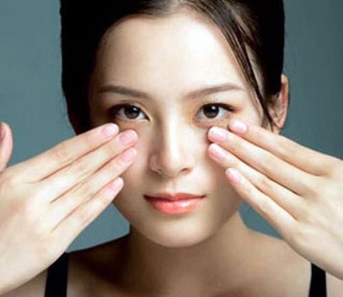  Quầng thâm quanh mắt. Ngủ không đủ giấc là nguyên nhân gây ra tình trạng quầng thâm trong mắt, nhưng tình trạng này cũng có thể do sự suy kiệt của thượng thận. Một chế độ ăn kiêng quá hà khắc chính là nguyên nhân khiến thượng thận làm việc kém hiệu quả.Để khắc phục vấn đề này, bạn nên ăn thực phẩm ít đường và tinh bột đường. 