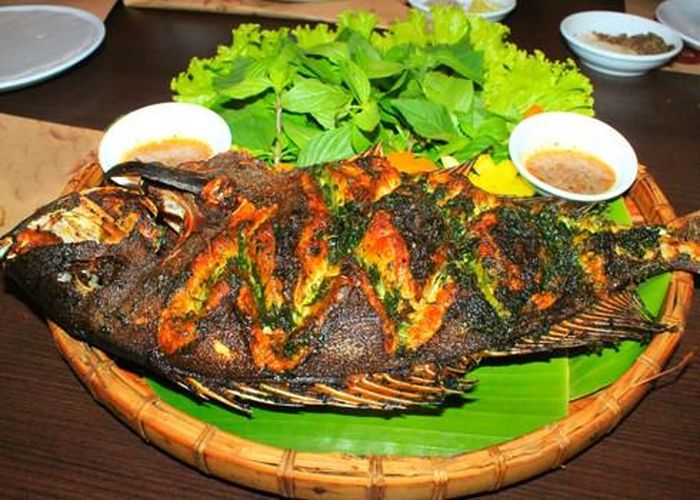  Cá nướng và các loại rau. Cá nướng và rau hấp (luộc) là sự kết hợp hoàn hảo để giúp bạn giải phóng các chất béo tích tụ. Khẩu phần ăn nhẹ này sẽ cung cấp cho bạn cảm giác no trong nhiều giờ, bạn không thấy thèm ăn nữa.