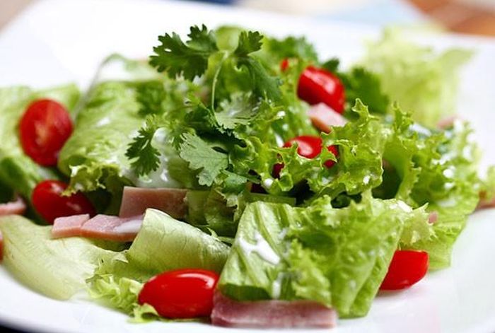 Xà lách. Hãy cố gắng bổ sung vào thực hơn mỗi bữa một món ăn được chế biến từ rau xà lách tươi. Món rau xà lách sẽ giúp cơ thể bạn cân bằng dinh dưỡng, đặc biệt là trong các bữa tiệc thừa chất béo. Rau xà lách rất giầu vitamin và khoáng chất. Chất xơ sẽ giúp bạn cảm thấy no nhanh hơn và do đó hạn chế được lượng thức ăn tiêu thụ. 