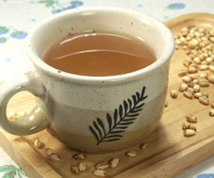  Trà đại mạch. Trà đại mạch được coi là thức uống hàng đầu cho sức khỏe bởi nó chứa hàng loạt các nguyên tố vi lượng, axit amin, axit béo không bão hòa và chất xơ và hầu như không chứa đường nên không có khả năng tích tụ chất béo trong cơ thể. Uống trà đại mạch òn có công dụng giảm chất béo hai lần: giảm chất béo trong máu (Cholesterol xấu) và giảm chất béo trong gan qua đường tiêu hóa.