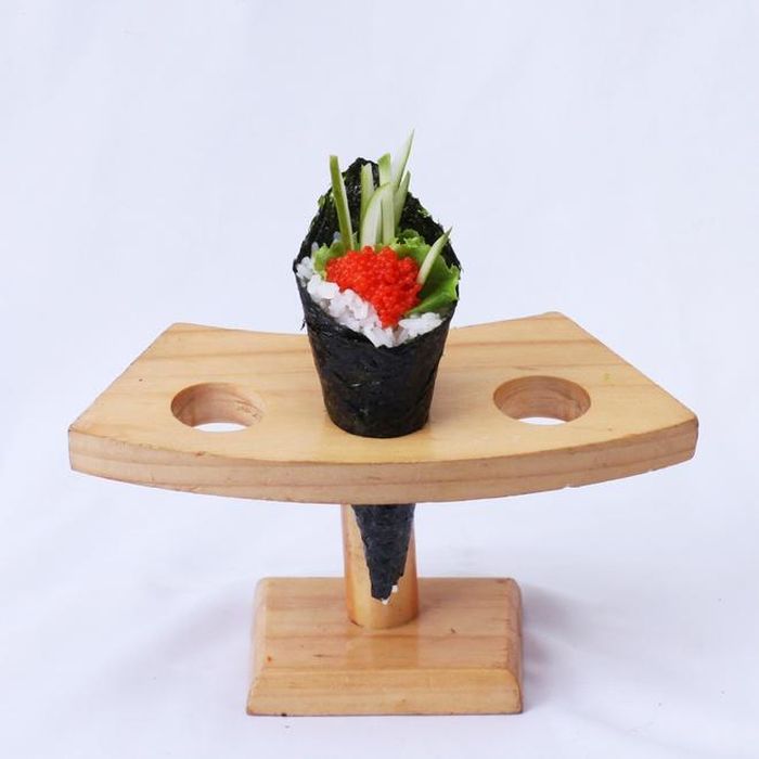 Temaki trứng cá hồi.