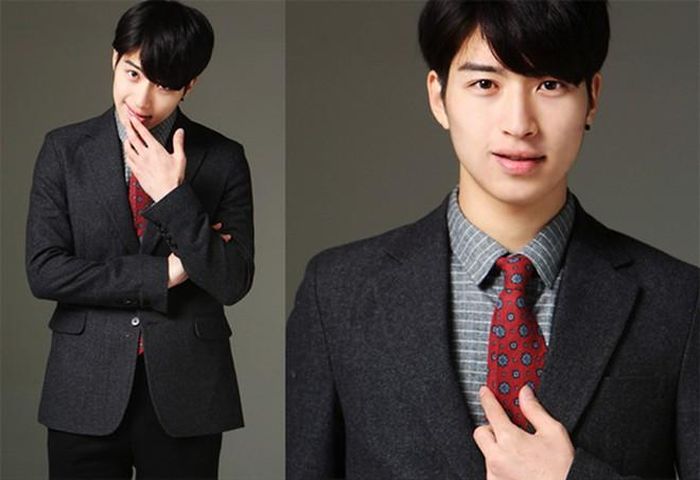 Trẻ trung với cách kết hợp vest cùng sơ mi ca rô, điểm nhấn ở chiếc cà vạt họa tiết bông tuyết thú vị.