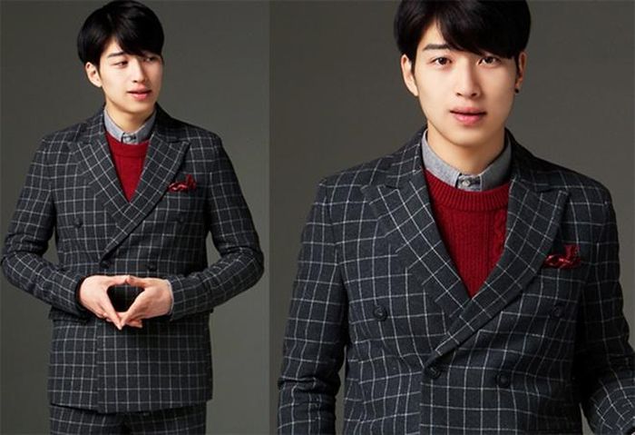 Bạn cũng có thể diện nguyên cả cây vest họa tiết ca rô nhưng đừng quên chọn cho mình những điểm nhấn như áo len màu đỏ đậm xu hướng của năm nay đi kèm là chiếc nơ cài áo nhỏ xinh.