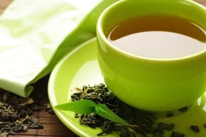  Uống trà xanh tốt cho vòng eo của bạn, đồng thời có lợi cho tim mạch nhờ hàm lượng chất chống ôxy hóa rất cao. Sự kết hợp giữa caffein và trà xanh có thể làm tăng sự sinh nhiệt, đốt cháy nhiều năng lượng nhằm mục đích hạn chế sự tăng trọng lượng. Ngoài ra, trà xanh còn có tác dụng giúp bạn giảm căng thẳng, giữ được trạng thái vui vẻ.